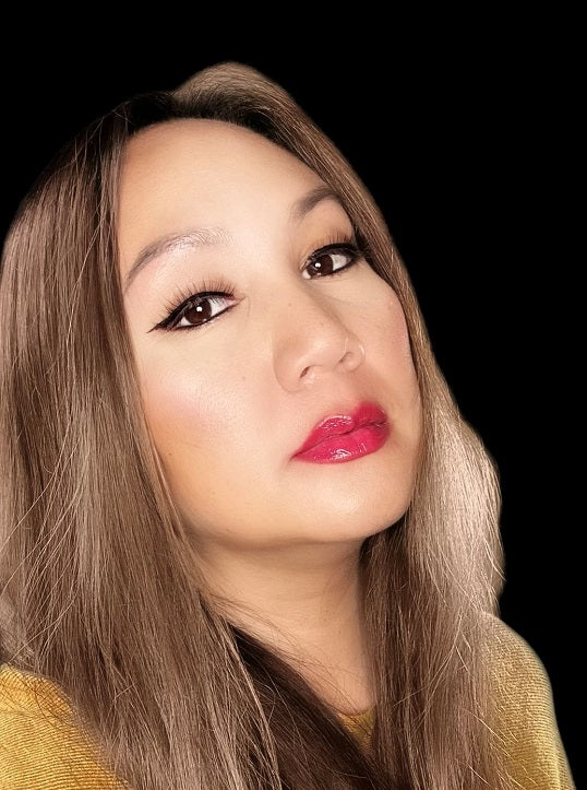 woman wearing classy magnetic lashes