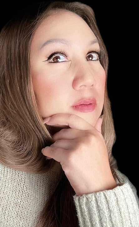 woman wearing short and simple magnetic lashes