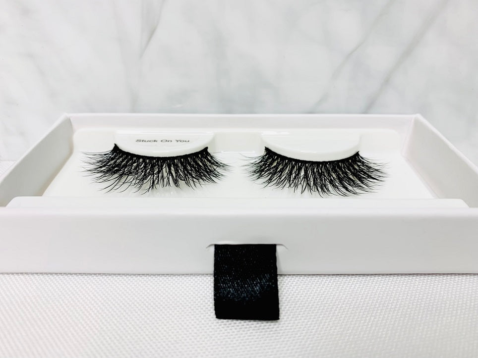 dramatic and light magnetic lashes front view
